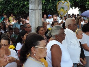 Fiéis lembraram e oraram pelos falecidos (Foto: Iguaí MIx)