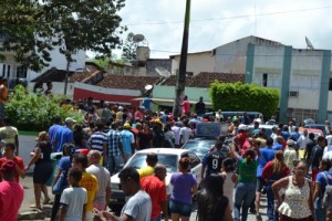 Após a sessão, o povo ocupou a praça (Foto: Iguaí Mix)