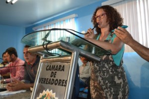 Diretora da APLB se pronunciou durante a sessão  (Foto: Iguaí Mix)