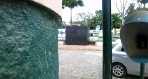 Moradores estão revoltados com a instalação de mais uma barraca (Foto: Internauta / WhatsApp)