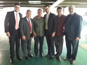 Rony Moitinho ao lado do Deputado Rosemberg, advogados e amigos, após a votação (Foto: Divulagação)