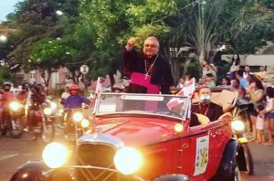 Muita gente acompanhou o novo bispo da Diocese  em sua chegada à Caetité. (Foto: Renan Santos)