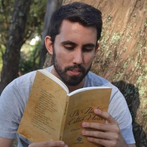 Will Assunção lendo "Os poetas estão vivos"  (Foto: Divulgação)