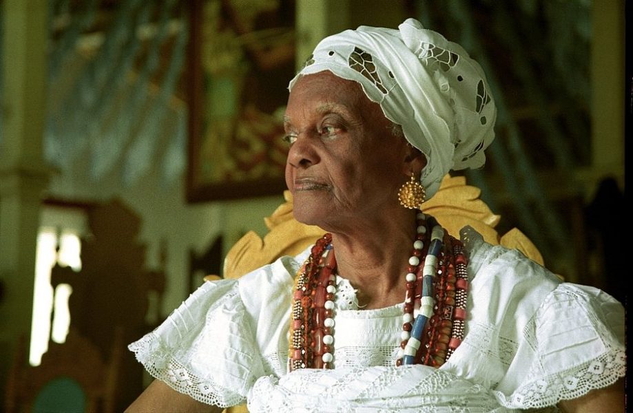 Filhos e filhas de Santo se despedem de Mãe Tatá do terreiro Casa Branca - IGUAIMIX.COM ...